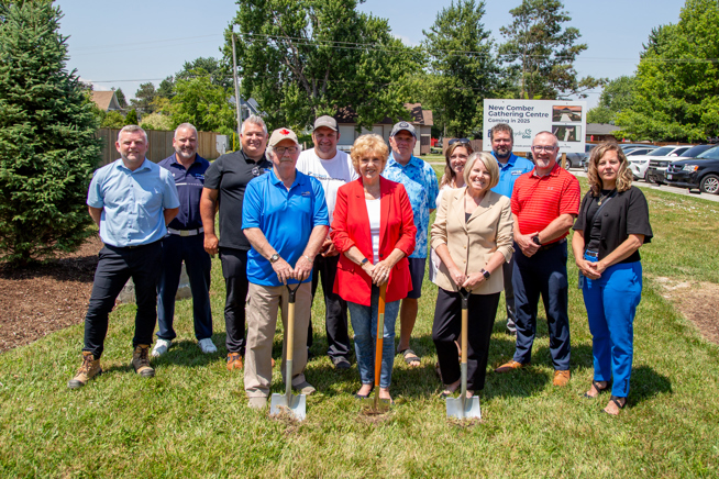 Group photo of Mayor and Council and staff with Linda McKinlay at new Linda McKinlay square